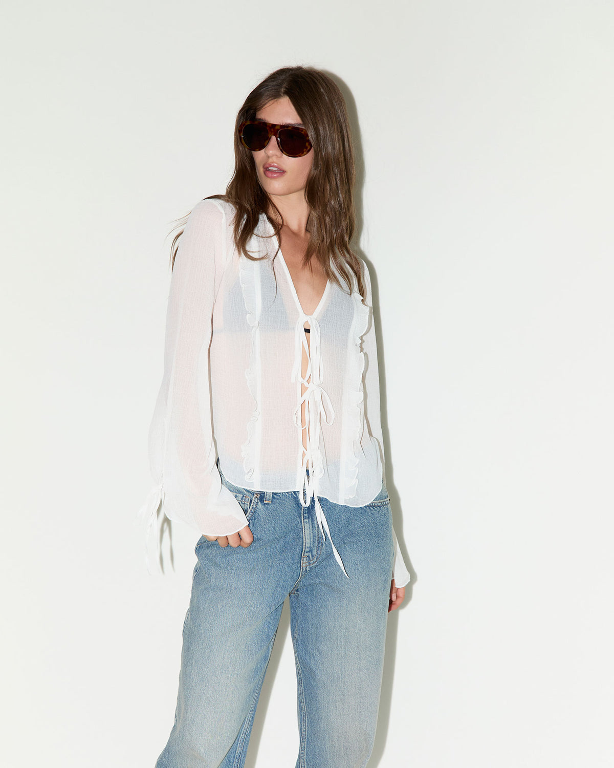 Blusa semitransparente con lazadas