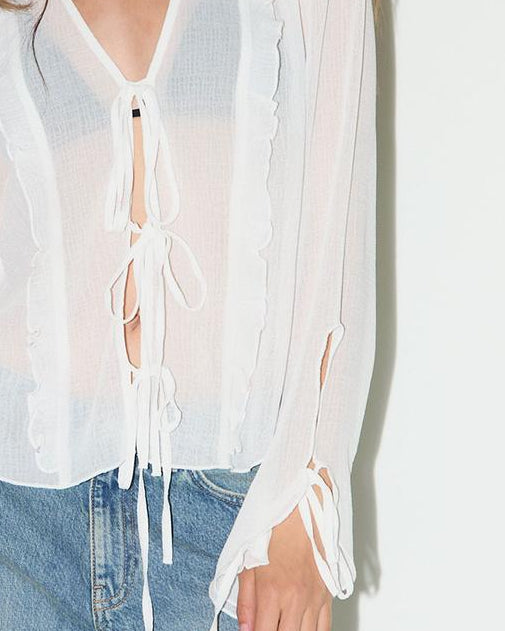 Blusa semitransparente con lazadas
