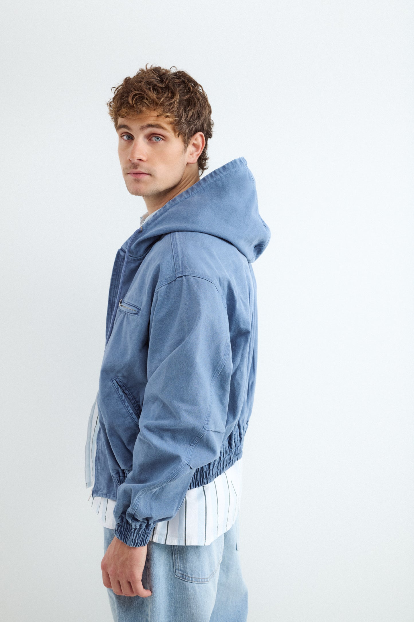 Cazadora con capucha