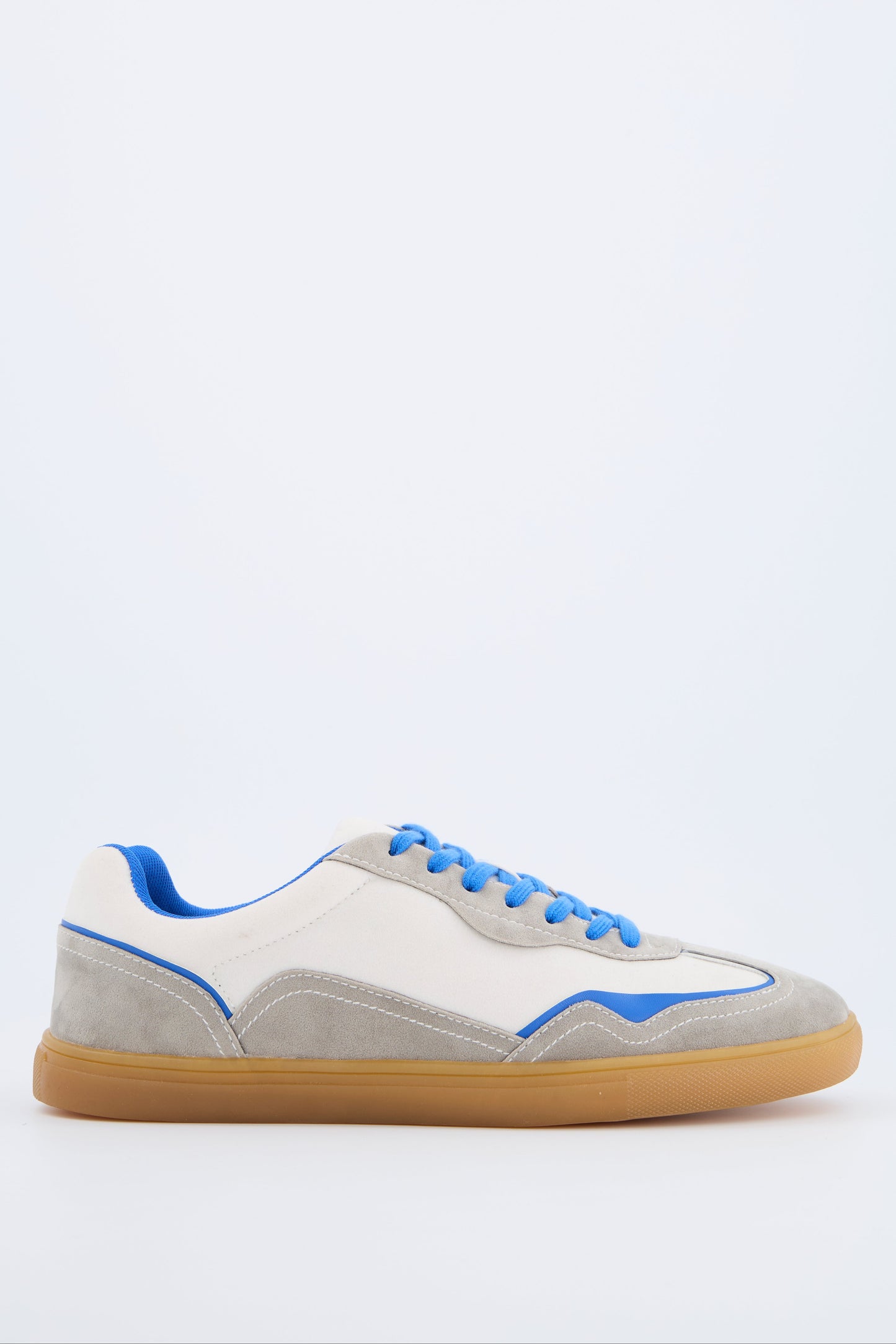 Zapatilla deportiva detalle contraste