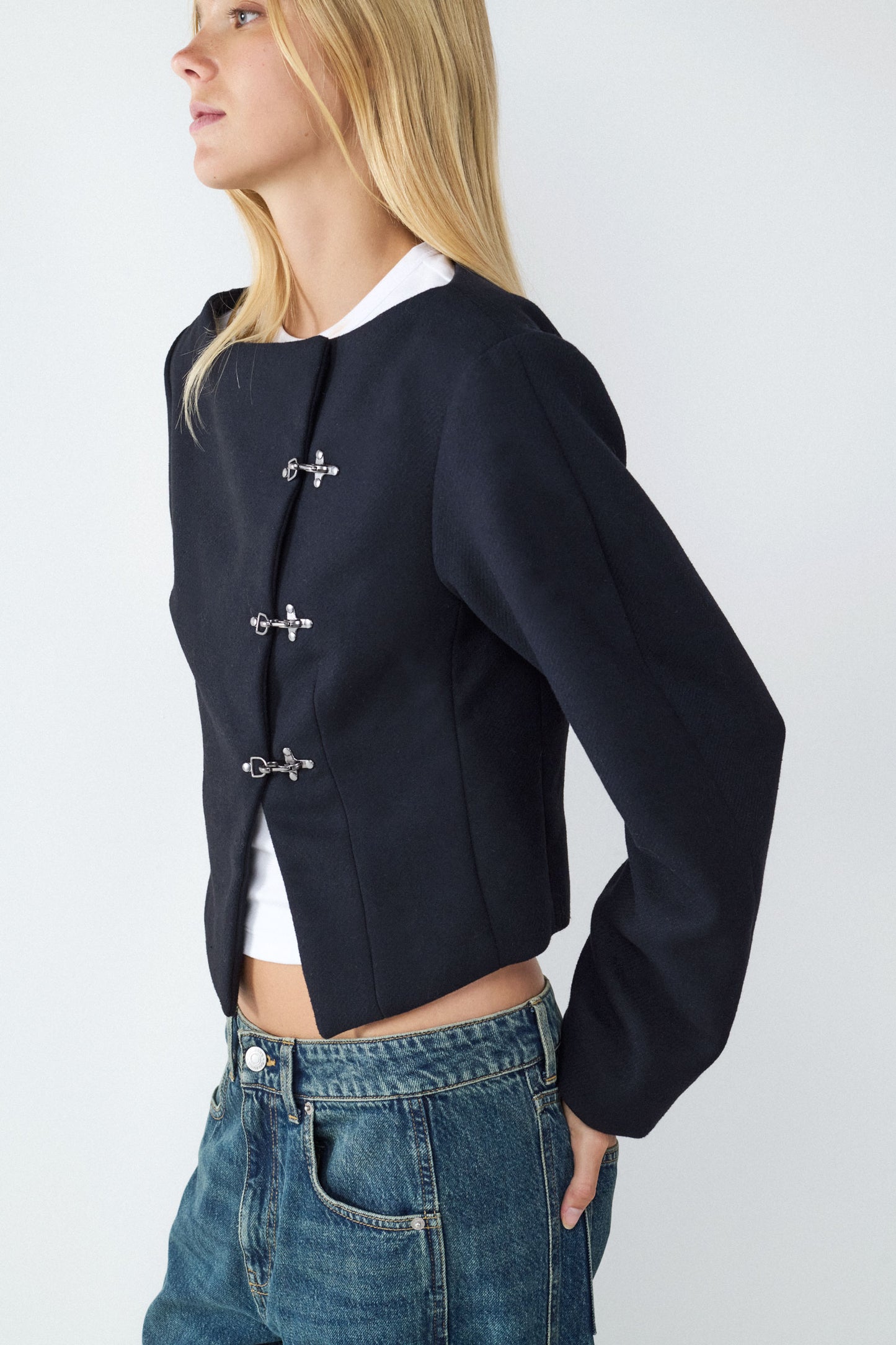 CHAQUETA CON CORCHETES