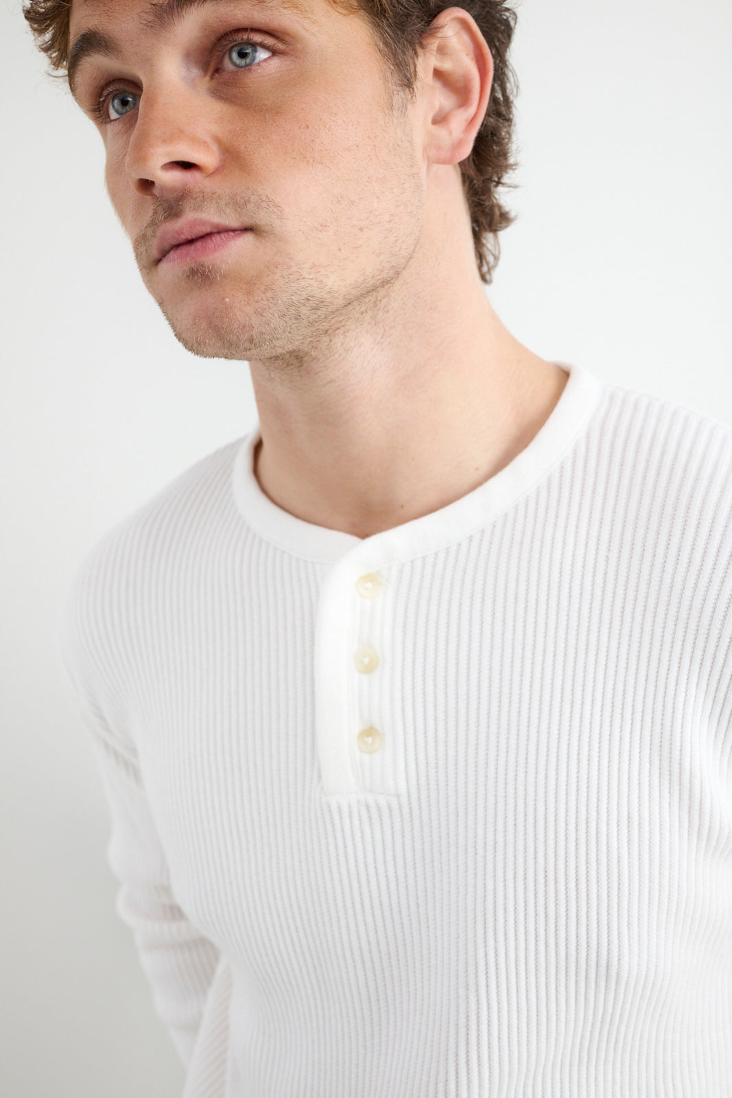 Long sleeve buttoned knit t-shirt