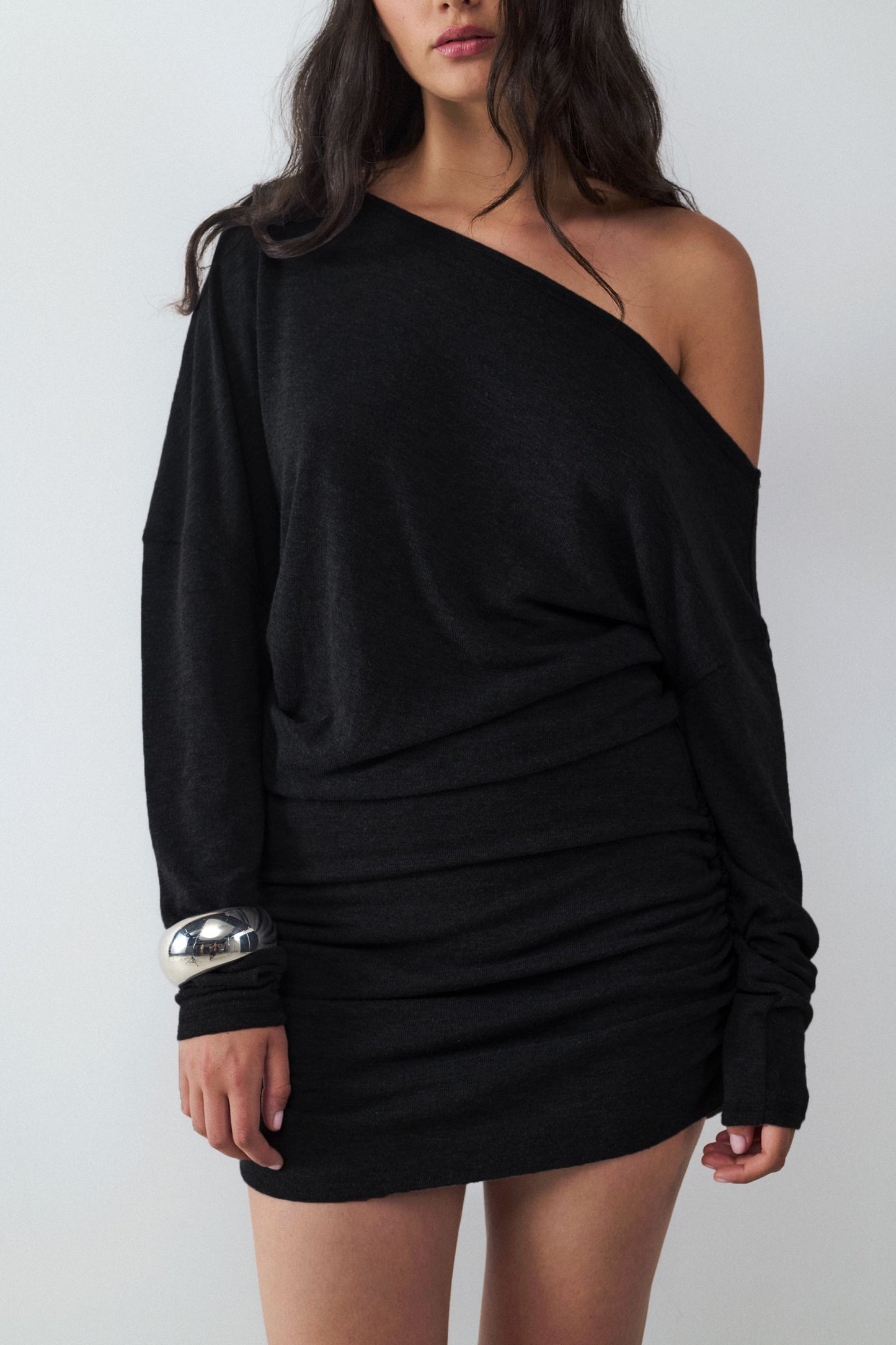 VESTIDO MINI ASIMÉTRICO MANGA LARGA