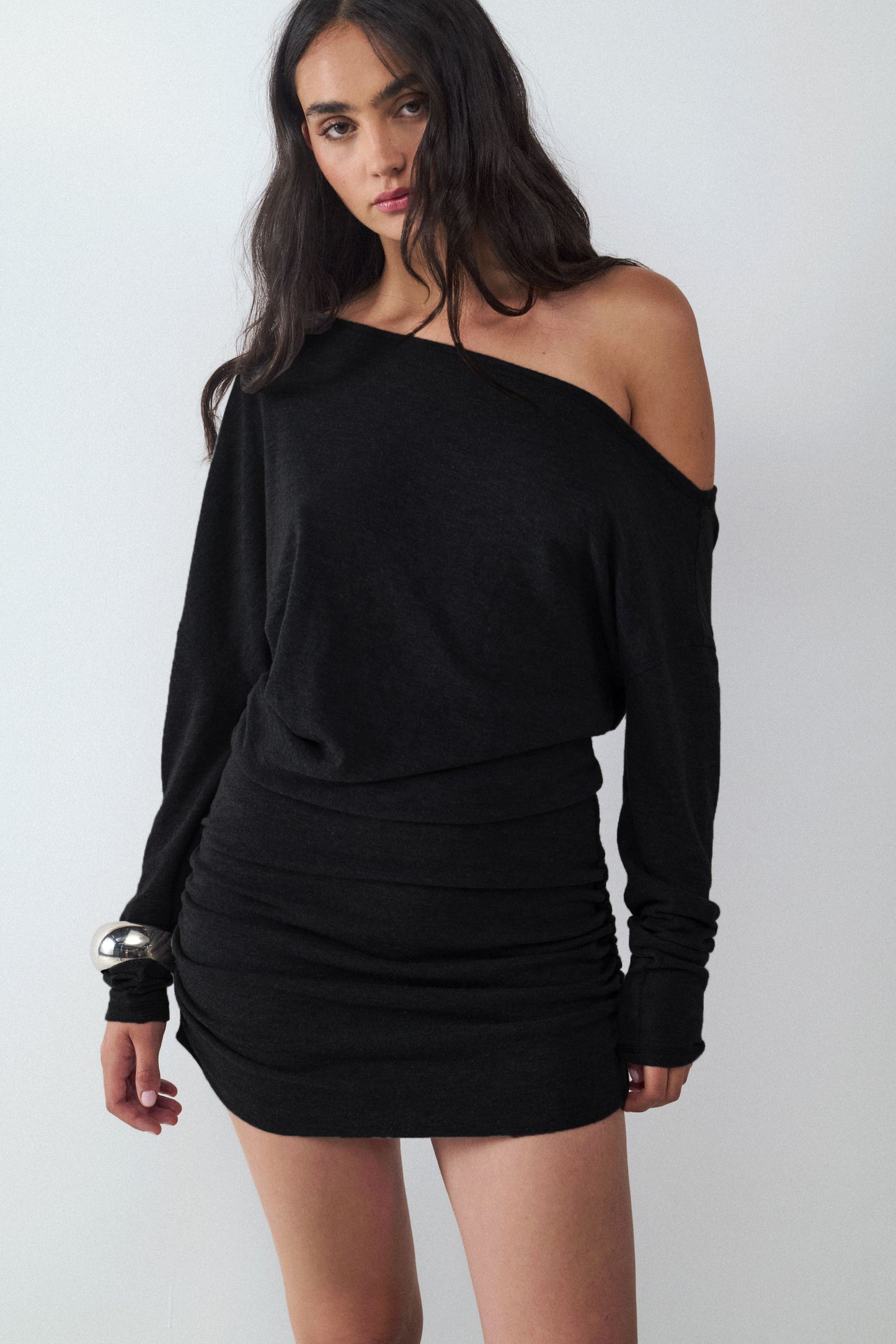 VESTIDO MINI ASIMÉTRICO MANGA LARGA