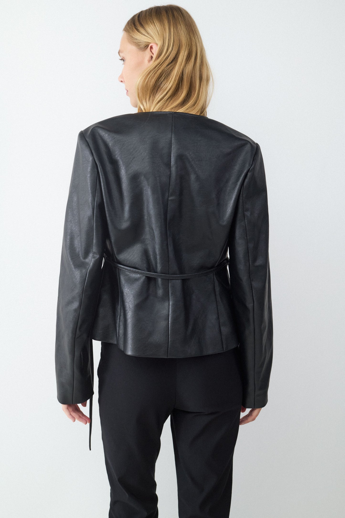 CHAQUETA ENTALLADA EFECTO CUERO CREMALLERA