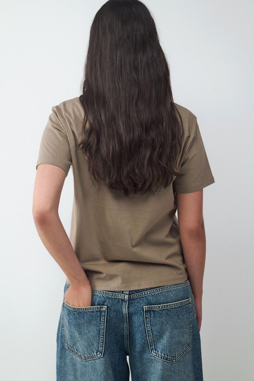 model_back_e1YG0l7kVlFrpV5krAoAUlv6aoX_preview.jpg