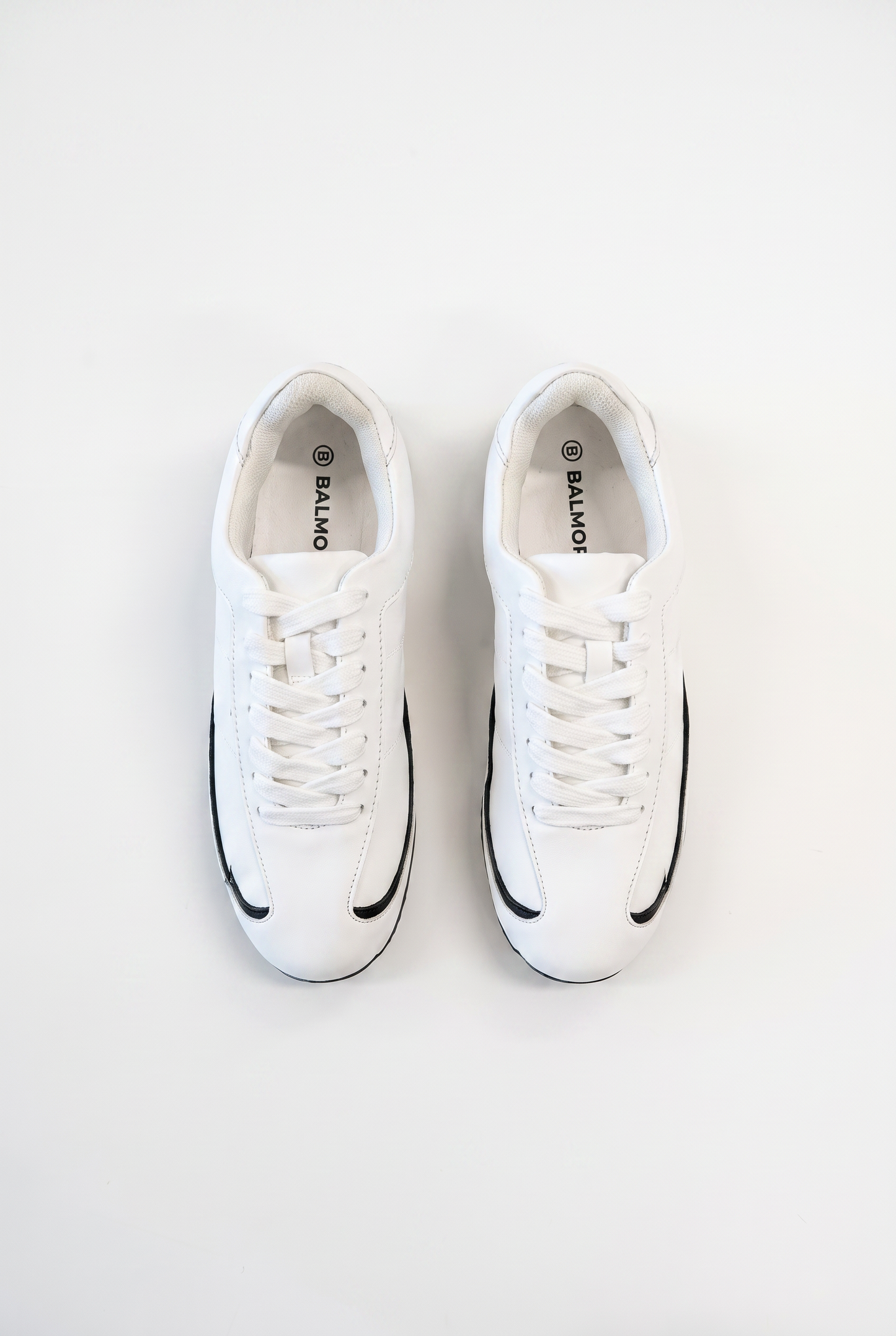 Contrasting sneaker