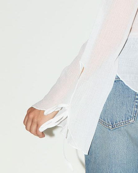 Blusa semitransparente con lazadas