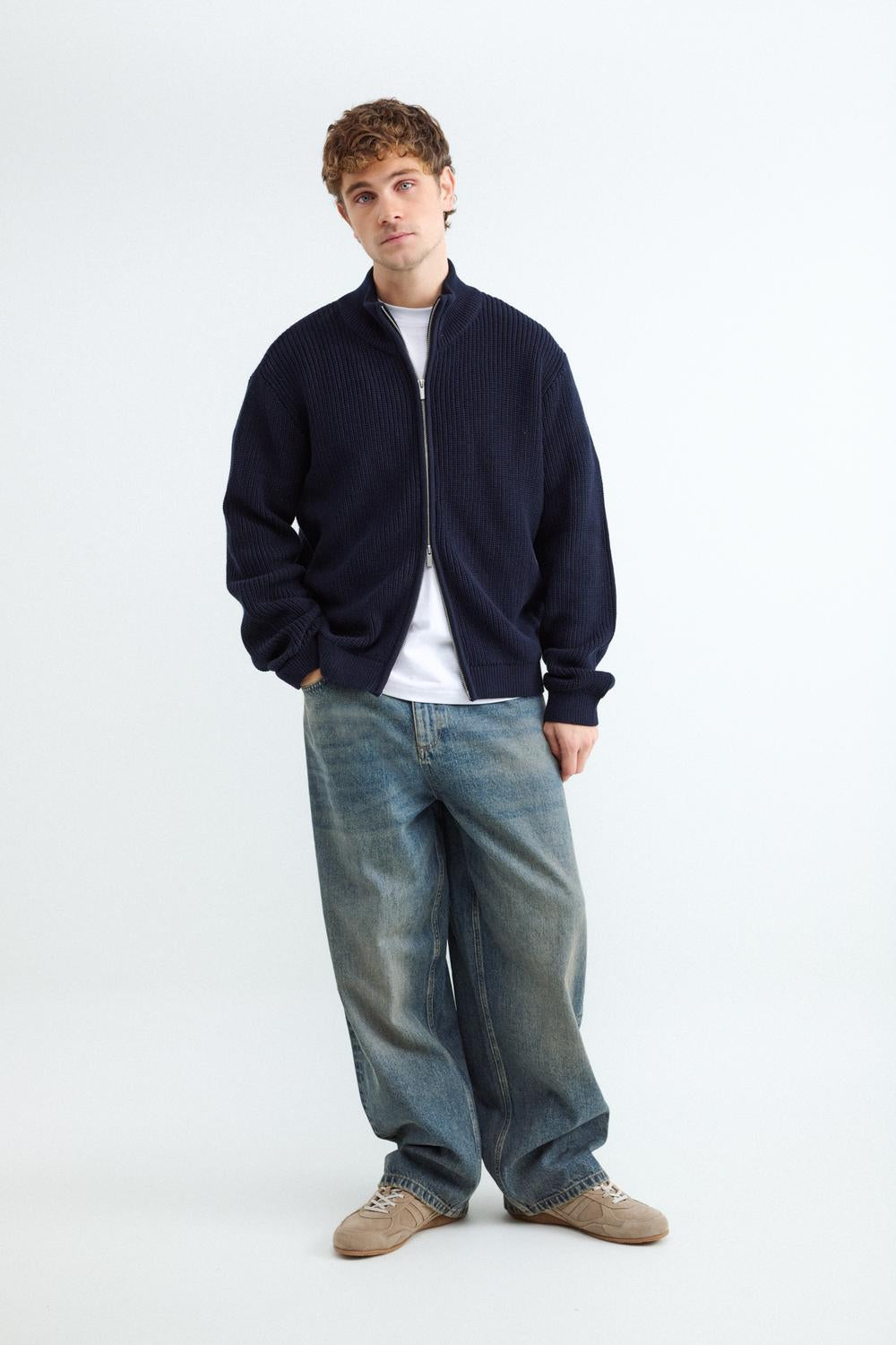 model_back_v7NZKnjJQyUmvZA37BDKFx4eyW1_preview.jpg