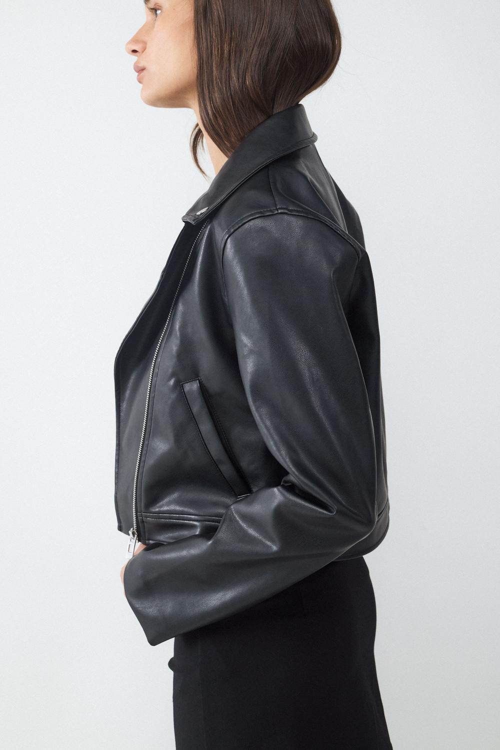 model_back_1JV6p6zD4PiM6vYKReXkcMo6b69_preview.jpg