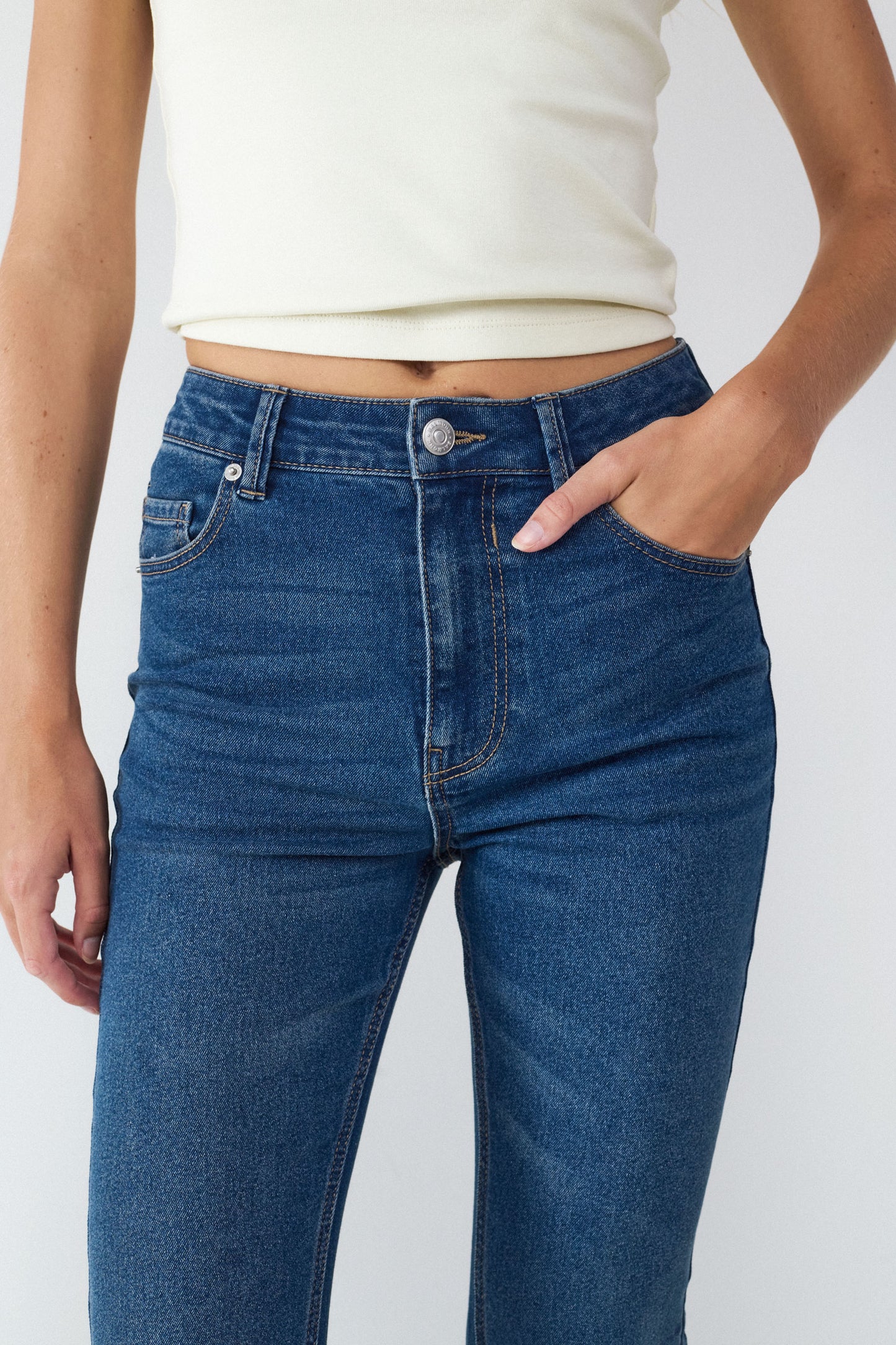 JEANS FLARE TIRO ALTO