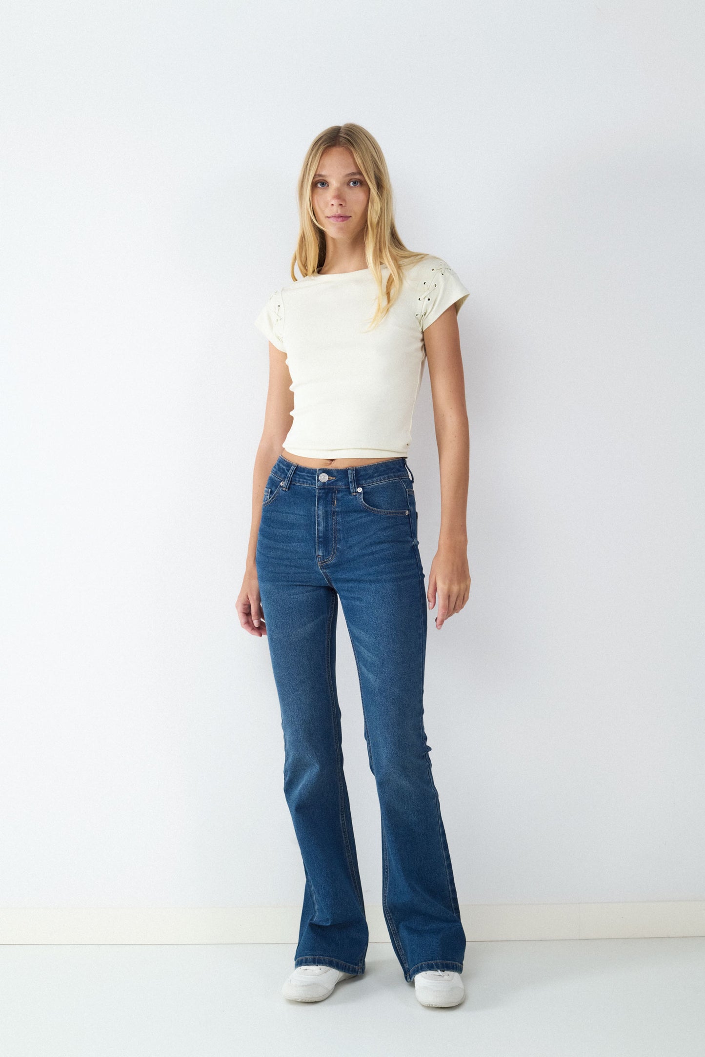 JEANS FLARE TIRO ALTO
