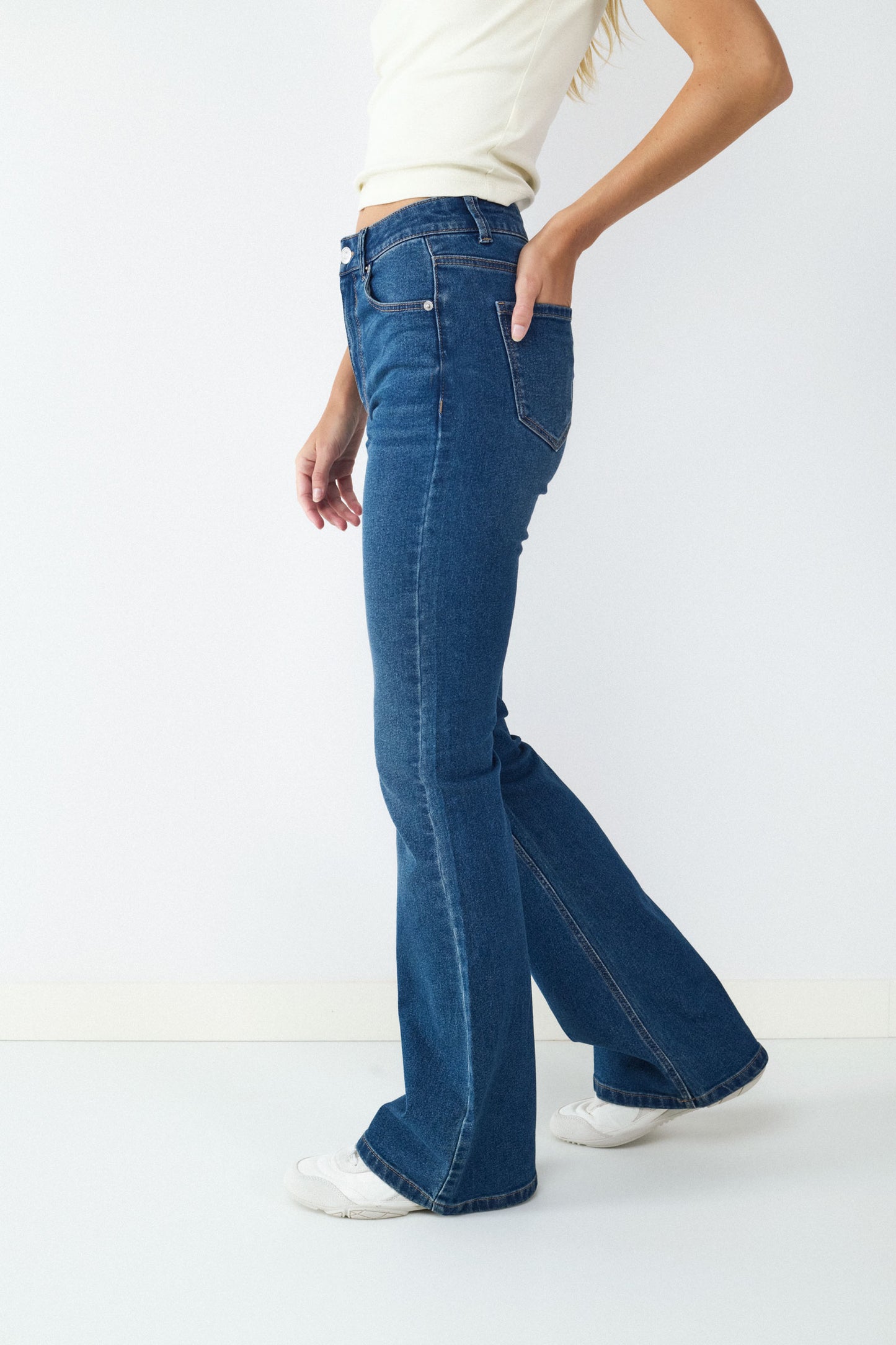 JEANS FLARE TIRO ALTO