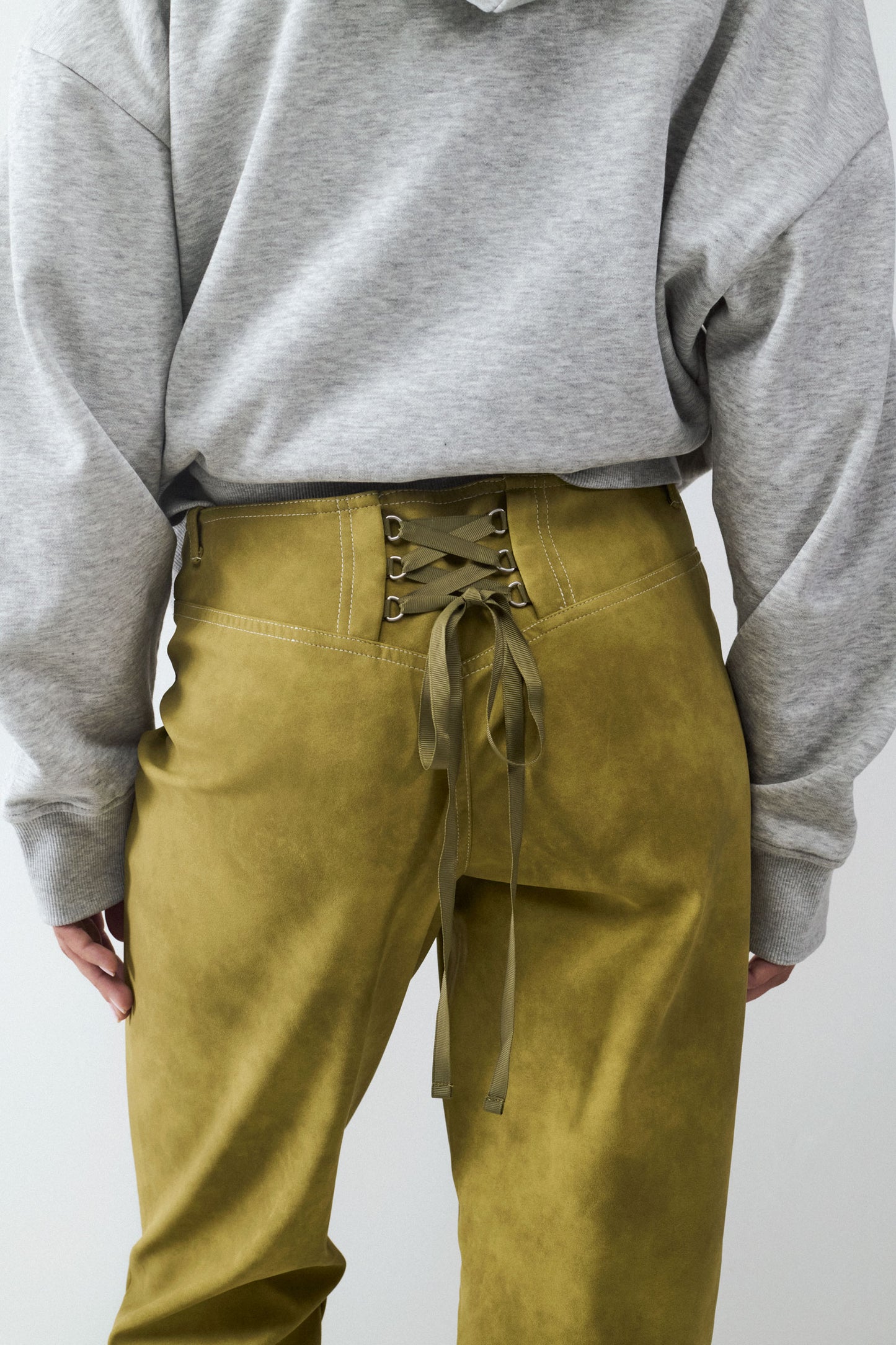 PANTALÓN EFECTO ANTE DETALLE LAZO