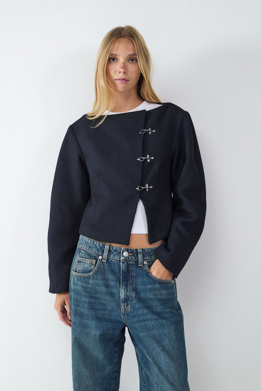 Chaqueta con corchetes