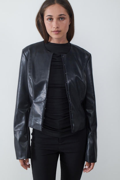 CHAQUETA ENTALLADA EFECTO CUERO
