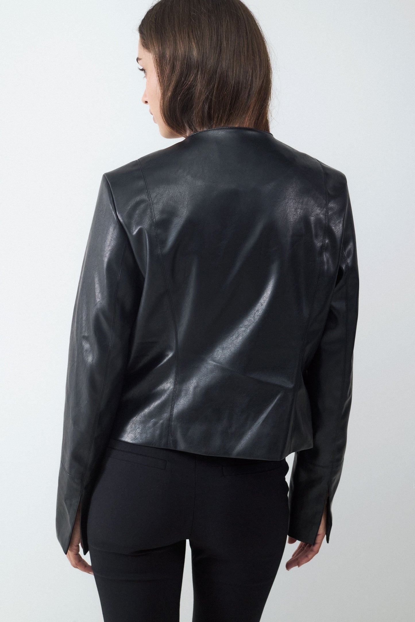 CHAQUETA ENTALLADA EFECTO CUERO