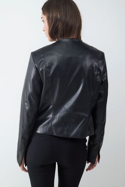 CHAQUETA ENTALLADA EFECTO CUERO