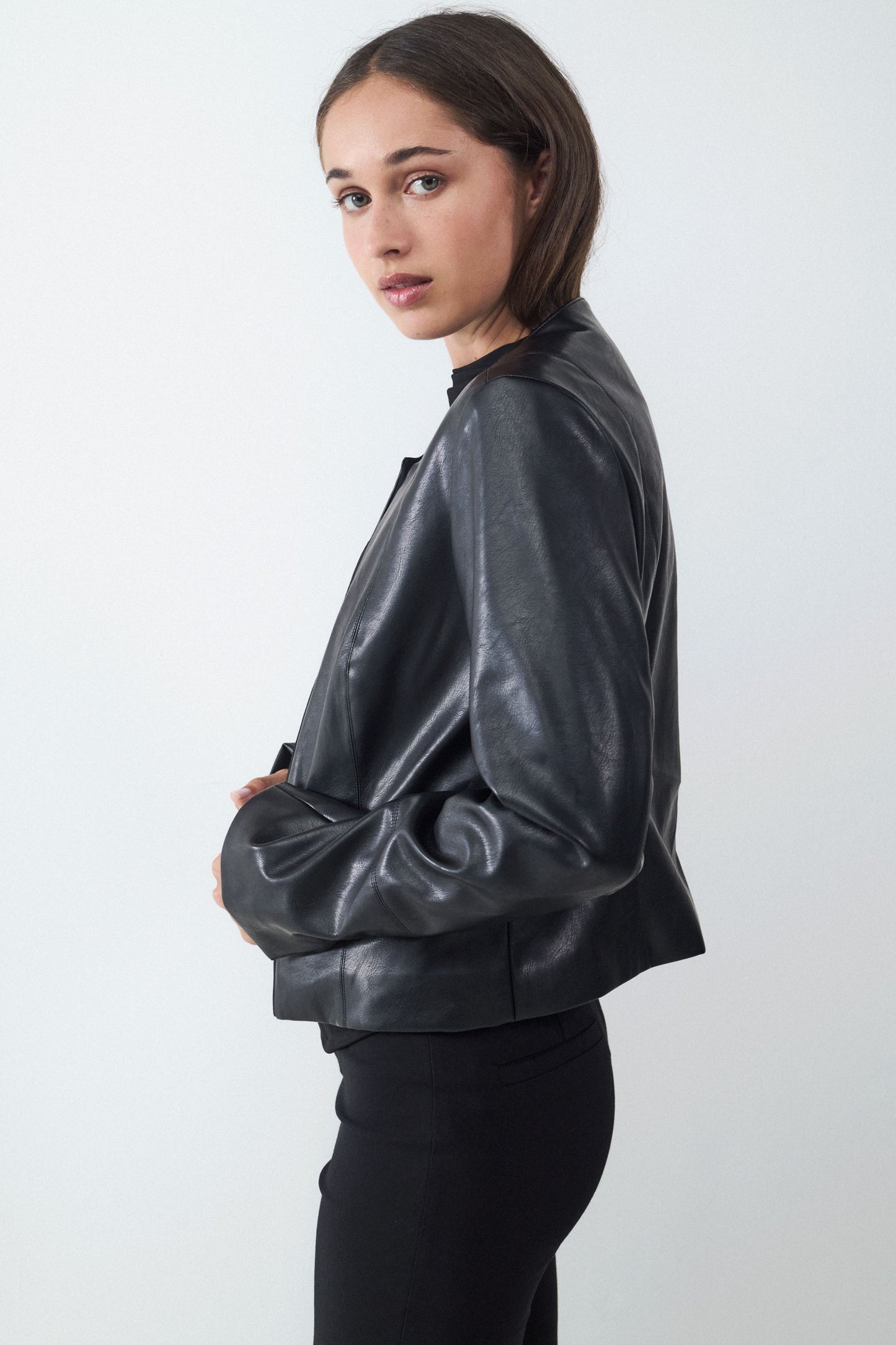 CHAQUETA ENTALLADA EFECTO CUERO
