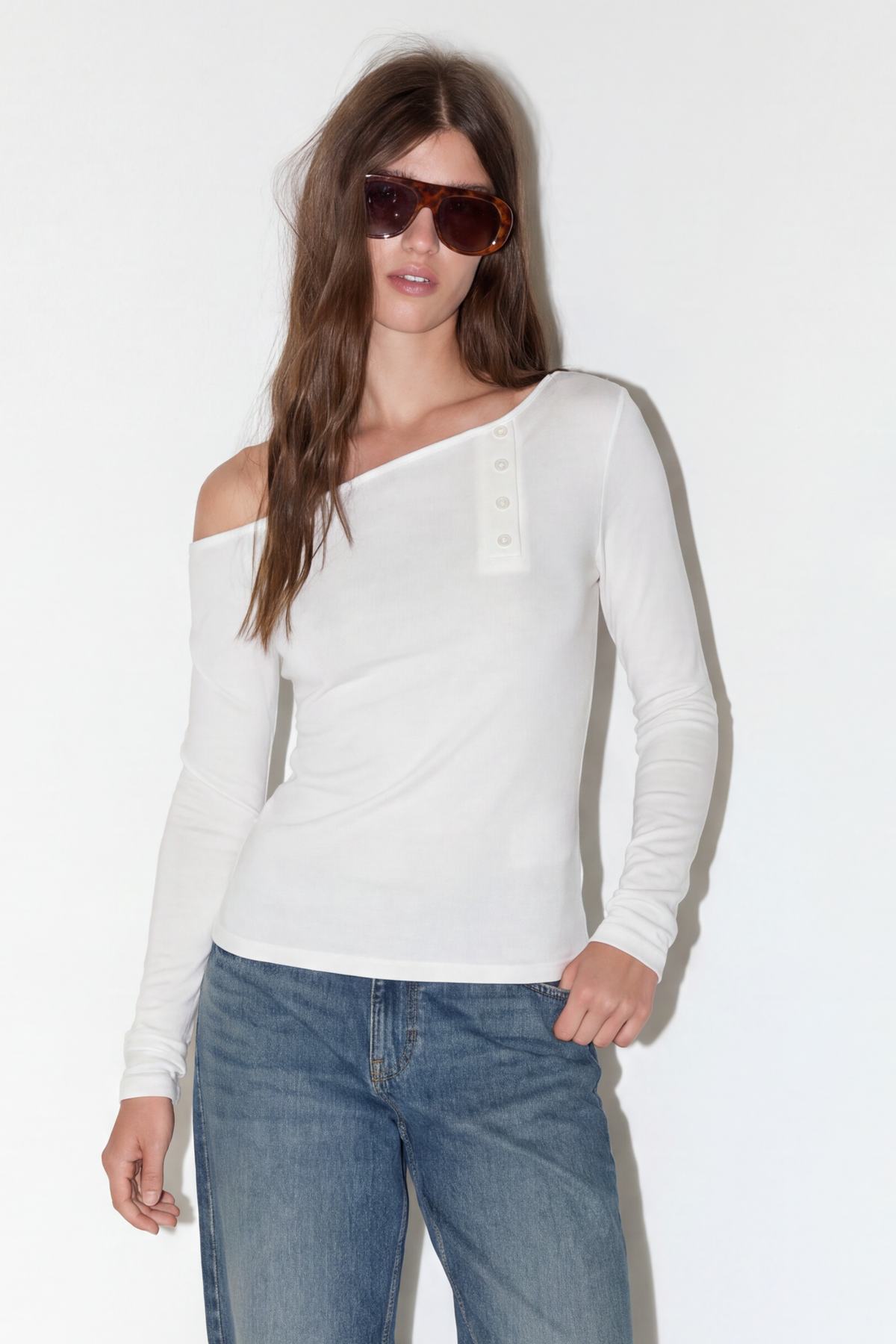 CAMISETA ASIMÉTRICA BOTONES
