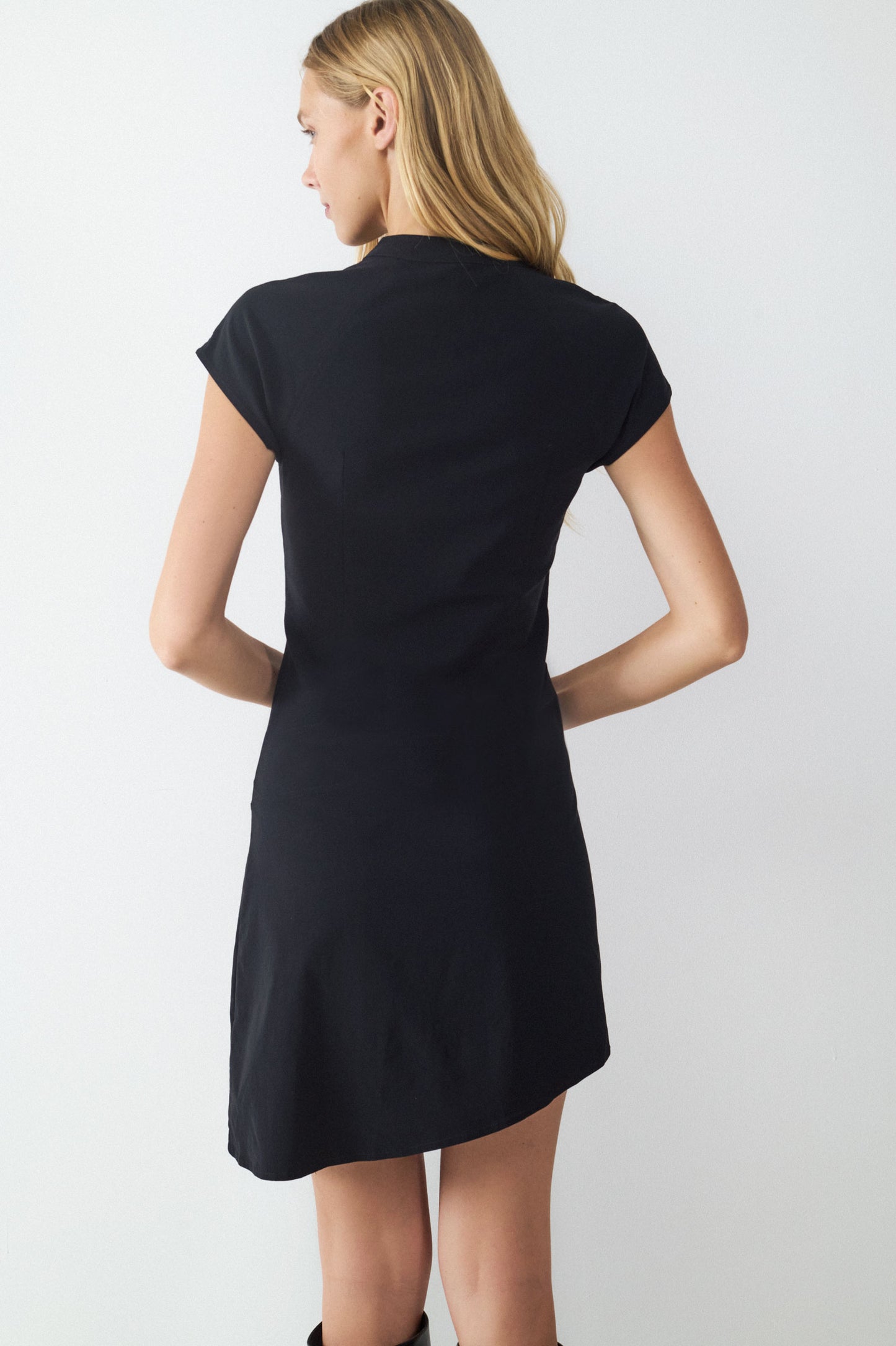 Vestido asimétrico cut-out