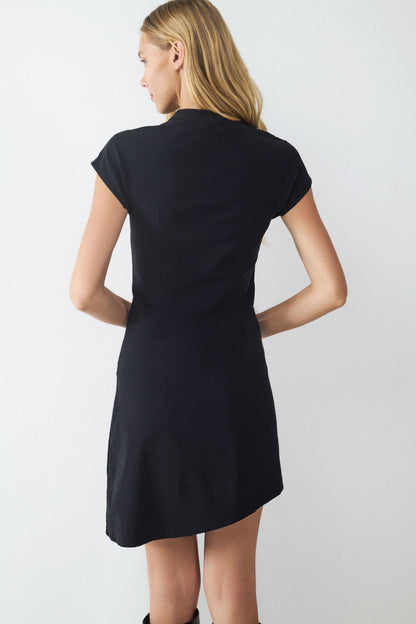 Vestido asimétrico cut-out