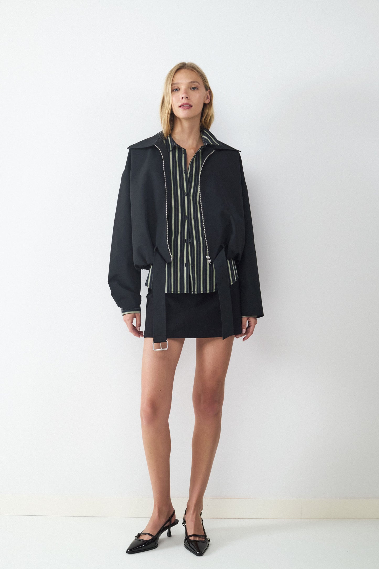 CHAQUETA CORTA CINTURÓN