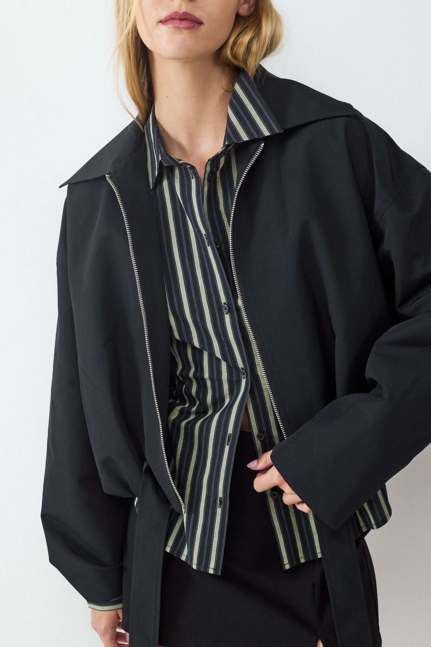 CHAQUETA CORTA CINTURÓN