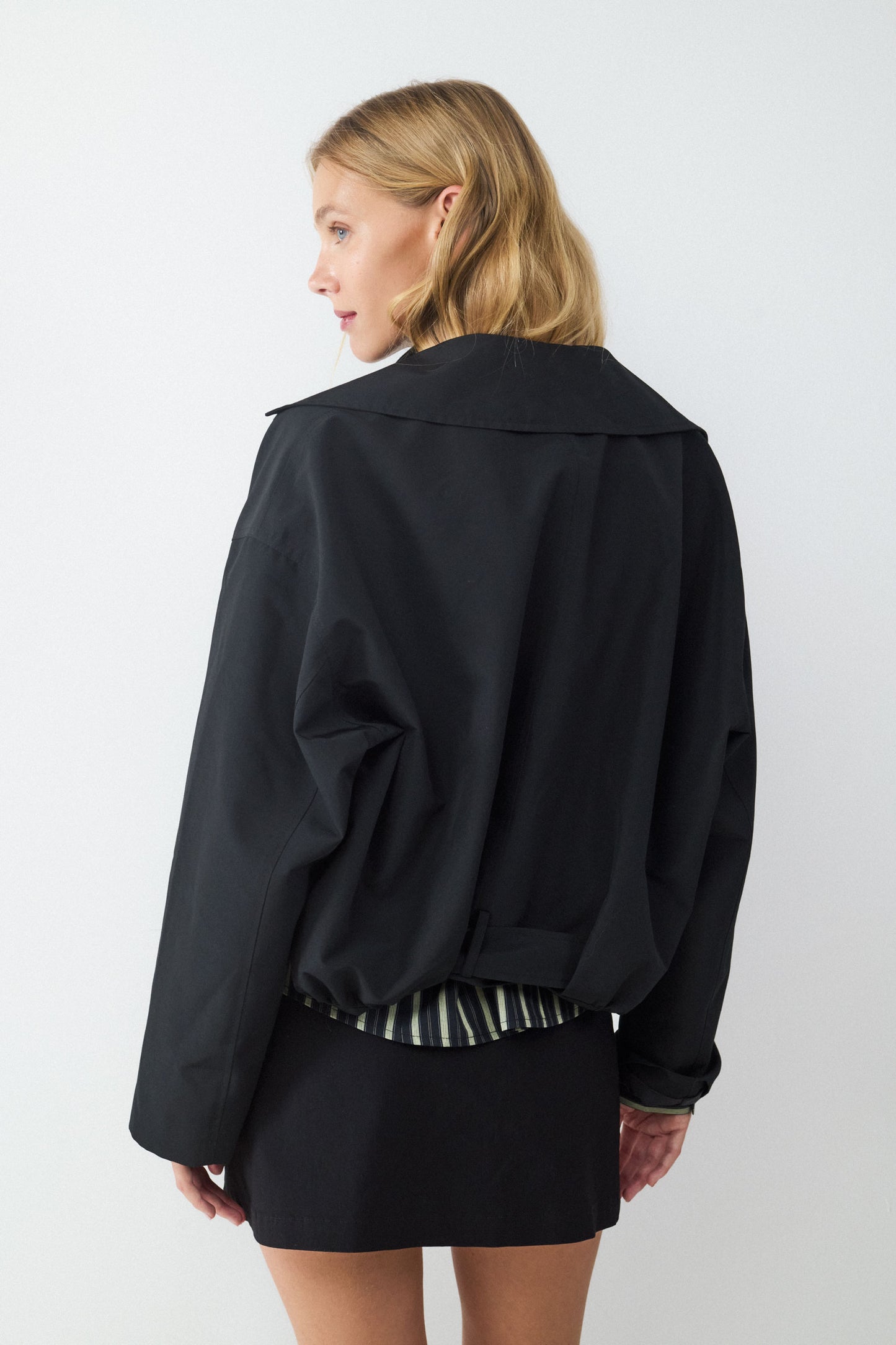 CHAQUETA CORTA CINTURÓN