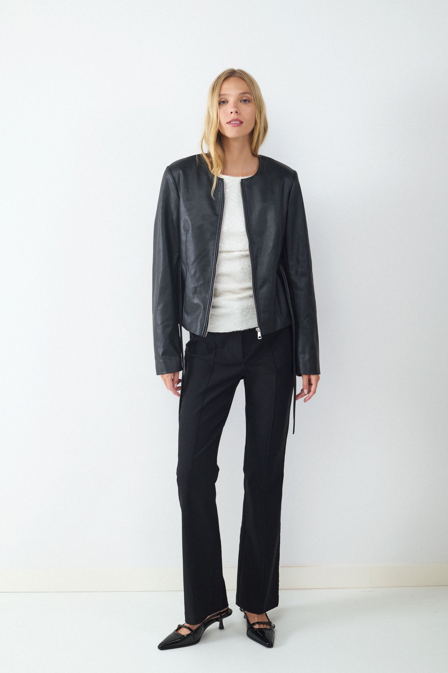 CHAQUETA ENTALLADA EFECTO CUERO CREMALLERA
