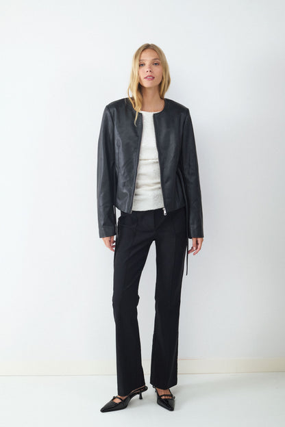 CHAQUETA ENTALLADA EFECTO CUERO CREMALLERA