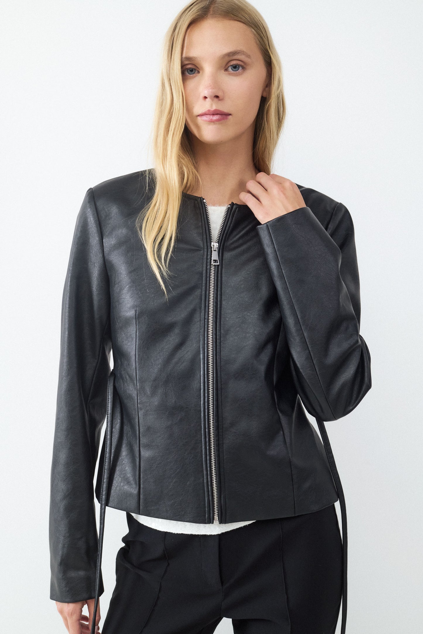 CHAQUETA ENTALLADA EFECTO CUERO CREMALLERA