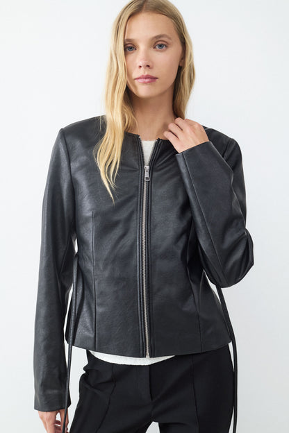 CHAQUETA ENTALLADA EFECTO CUERO CREMALLERA