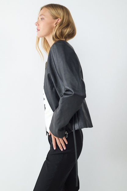 CHAQUETA ENTALLADA EFECTO CUERO CREMALLERA