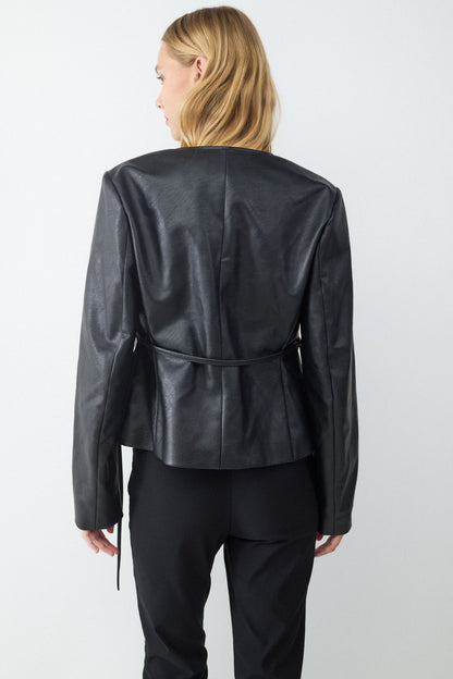 CHAQUETA ENTALLADA EFECTO CUERO CREMALLERA
