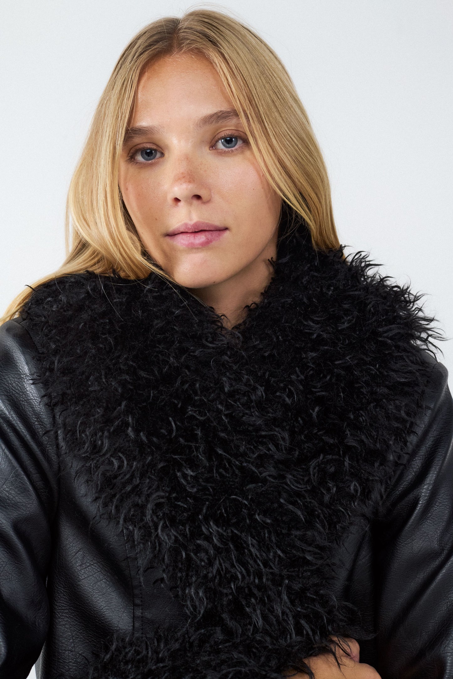 Chaqueta efecto piel corta detalle pelo