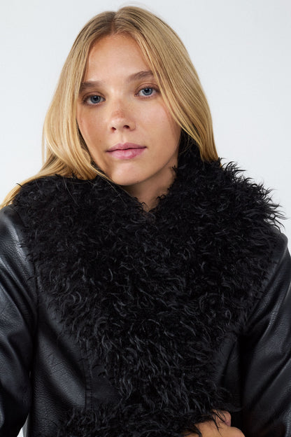 Chaqueta efecto piel corta detalle pelo