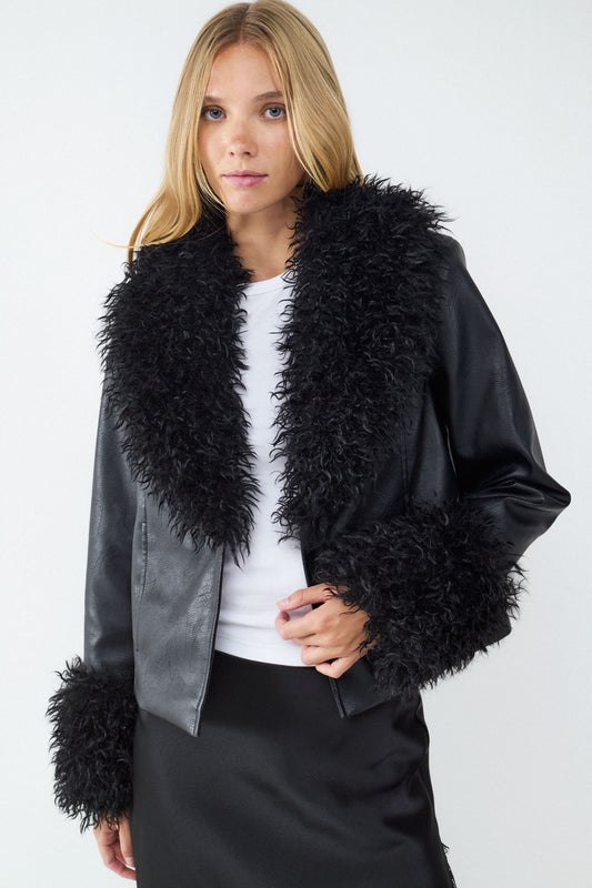 Chaqueta efecto piel corta detalle pelo