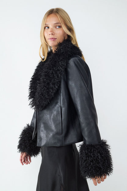 Chaqueta efecto piel corta detalle pelo