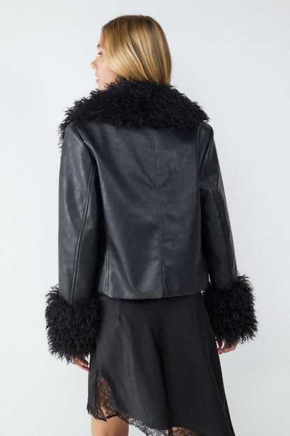 Chaqueta efecto piel corta detalle pelo
