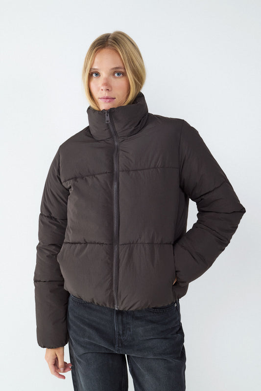 ABRIGO ACOLCHADO CUELLO ALTO