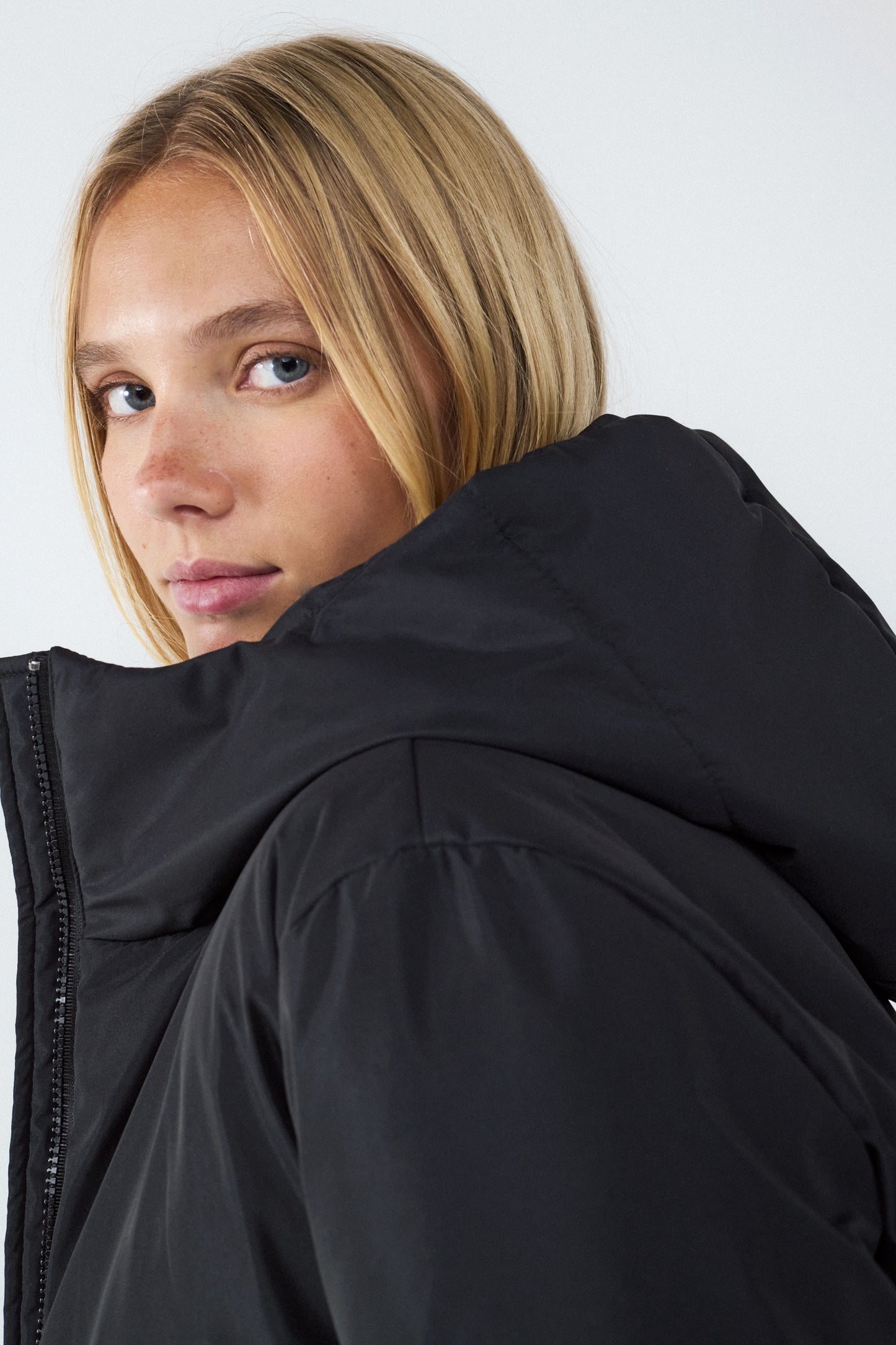 CHAQUETA ACOLCHADA CAPUCHA
