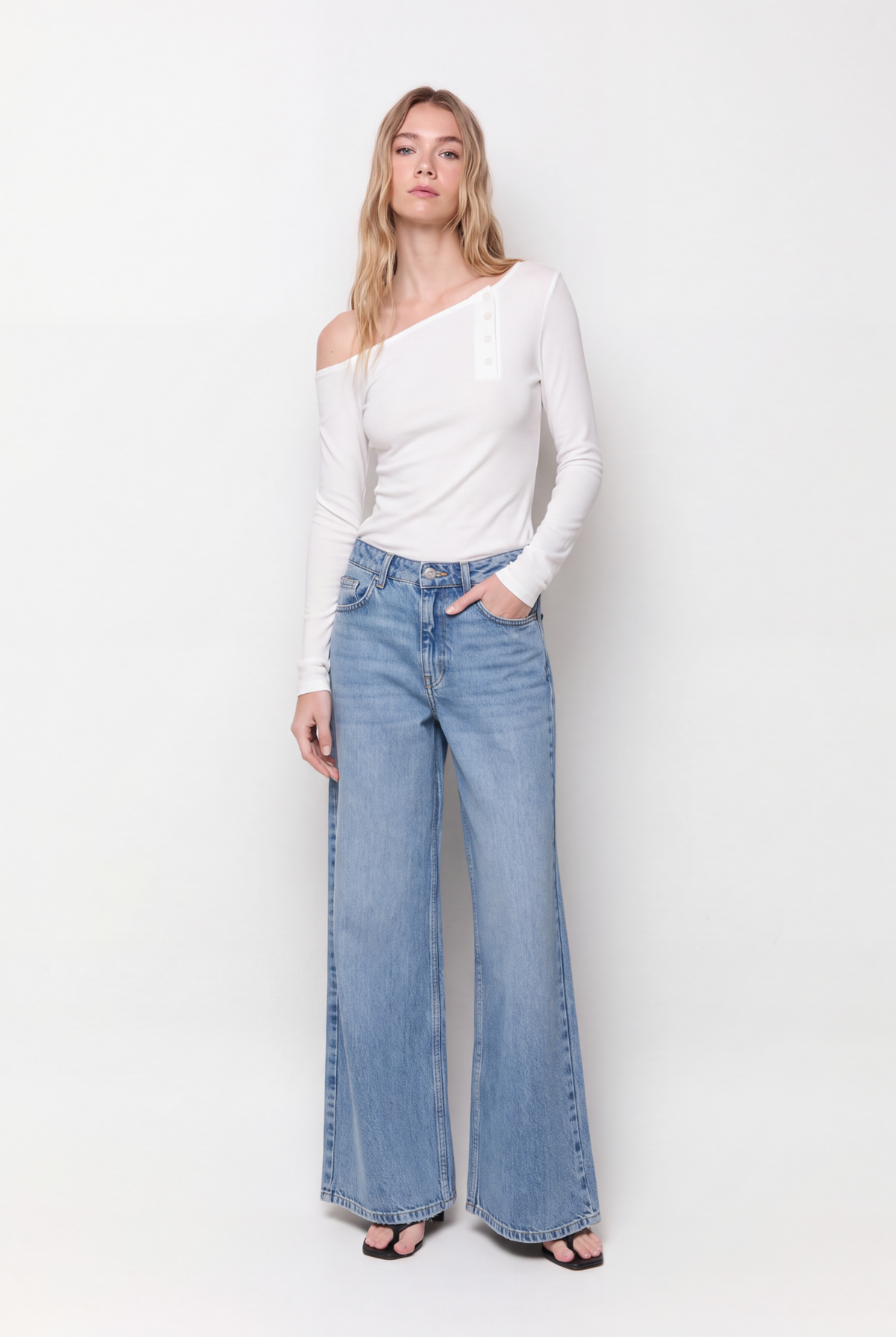 Wide leg mid-rise jeans
