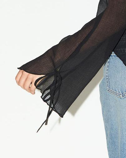 Blusa semitransparente con lazadas