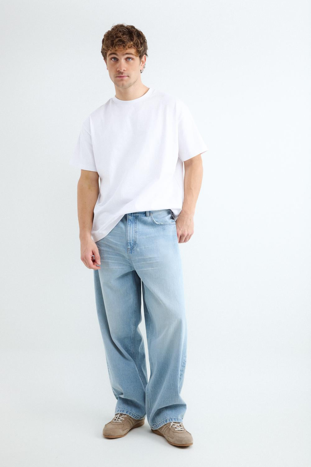 model_back_JbmbxJGnadfm5EKVdv0vfJmzb91B_preview.jpg
