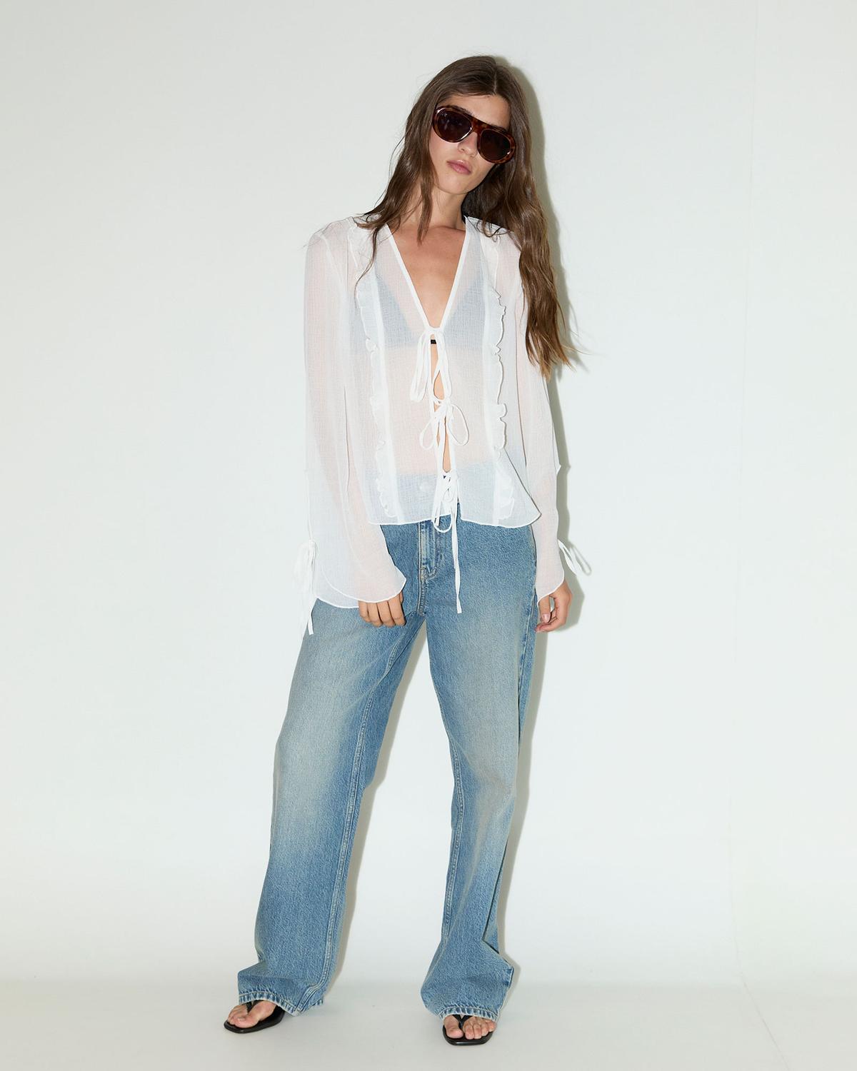 BLUSA SEMITRANSPARENTE CON LAZADAS