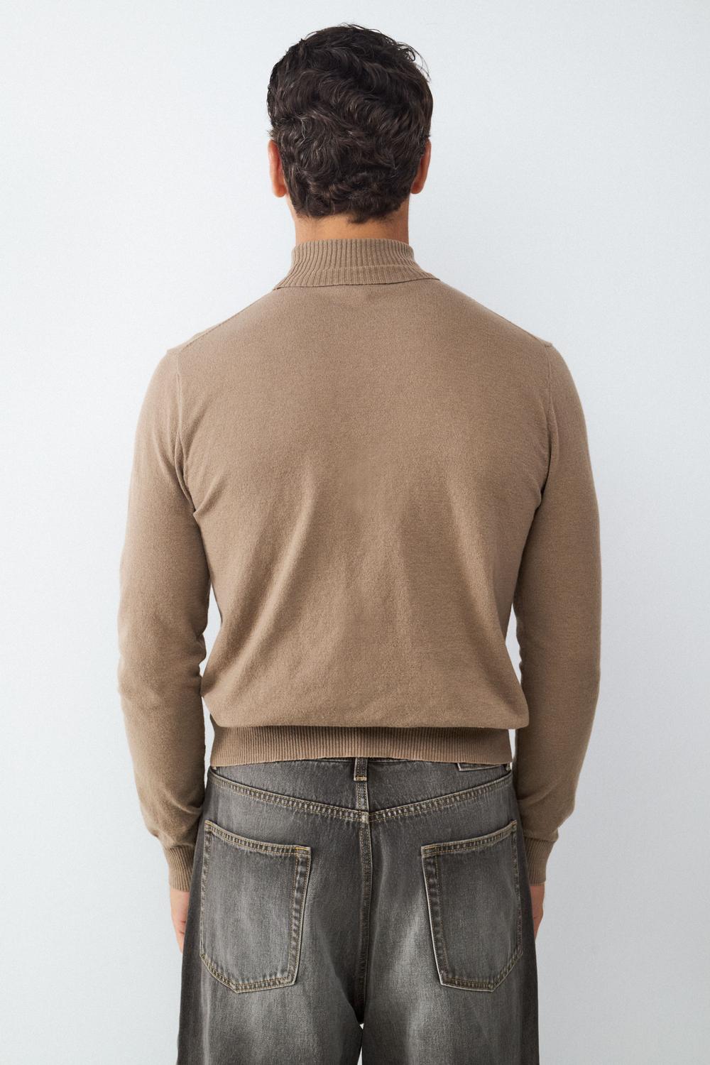 model_back_Vr7qZBWxbeSYJG6nKJ5lcrPbE49_preview.jpg