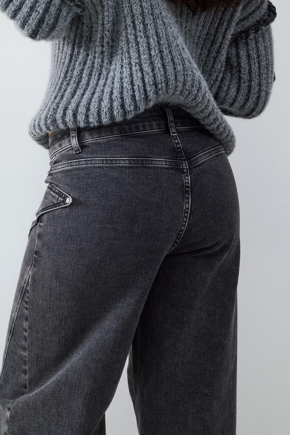 model_back_Y7epyK4XkKc9RQyZP4rWHBlrzdn_preview.jpg