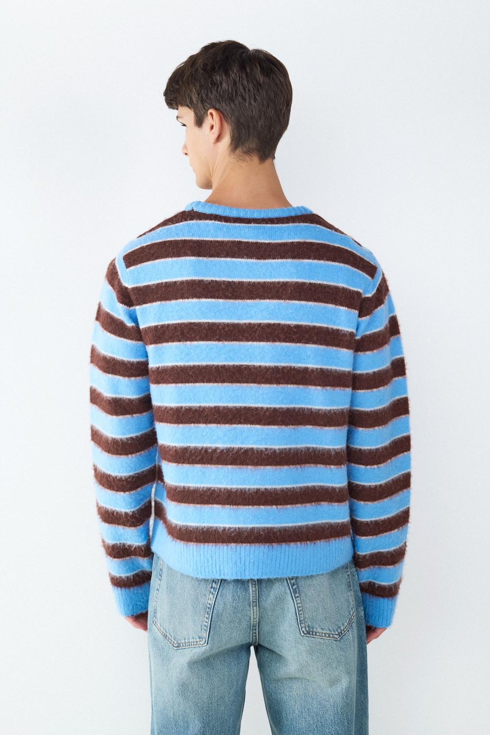 model_back_eKoMRZERXvhr9JlKPd4QCND9PJq_preview.jpg