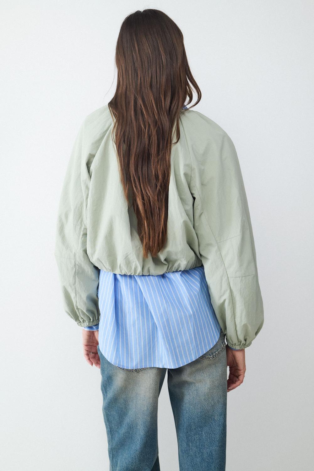 model_back_gKWJZMGP4xs5ndErn1gwtDz6zZRX_preview.jpg